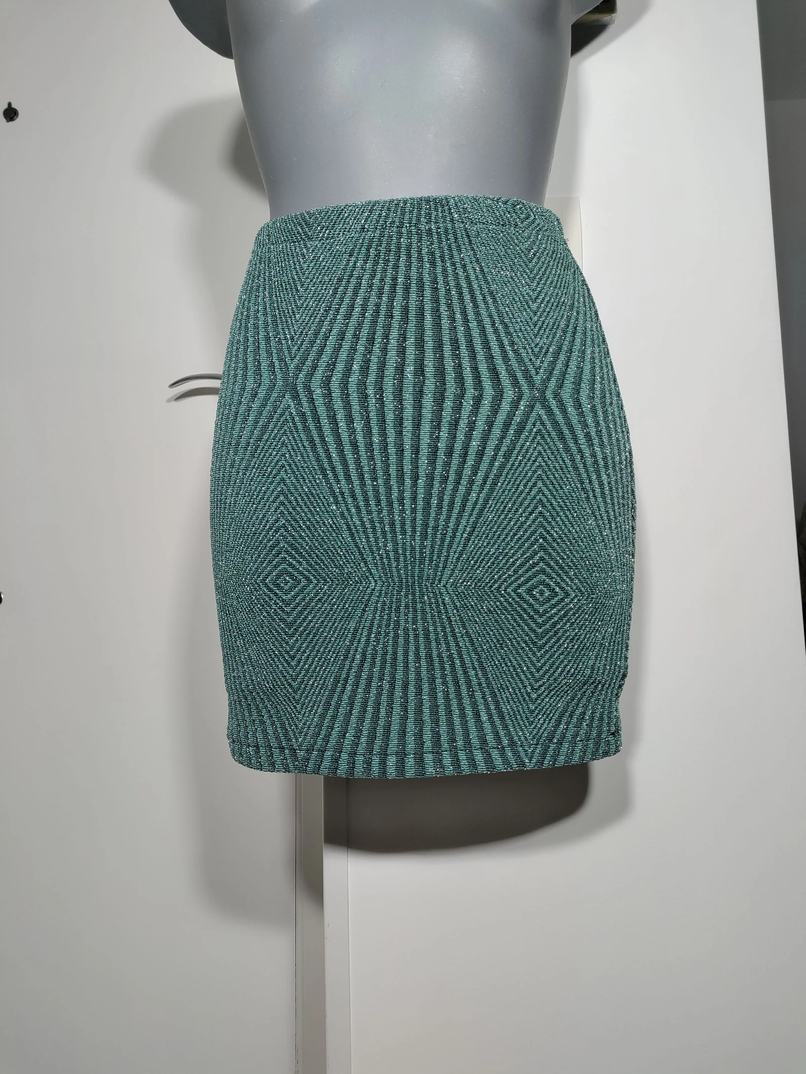 Falda mini Ocean Saturday verde geométrica elástica – Talla P